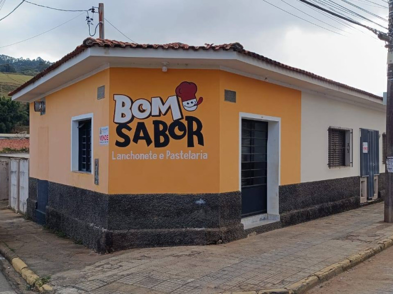VENDE-SE: Casa de esquina e cômodo comercial