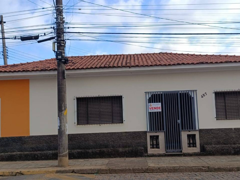VENDE-SE: Casa de esquina e cômodo comercial