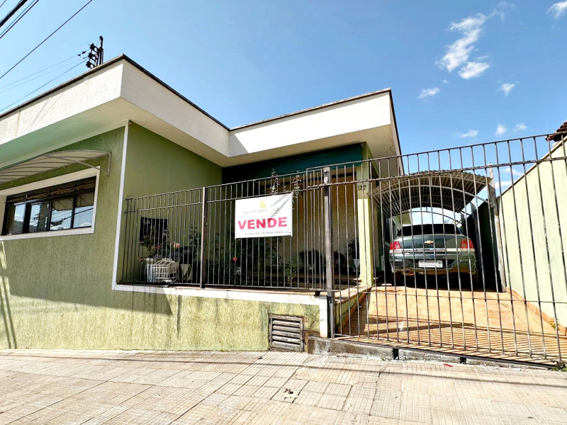 Casa a venda no Centro da cidade, Divinolândia - SP.